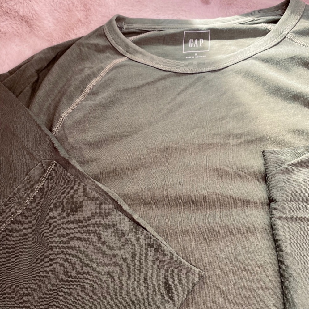 GAP long sleeve tee